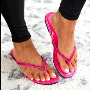 BRAND NEW WELLSFOUNTN COMFORT SKINNY STRAP PATENT LEATHER FLIP FLOPS SANDAL